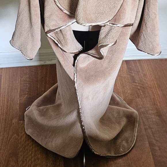 Brookstone NAP Comfy Ultra Plush Oversized Blanket with Sleeves - Picture 3 of 11